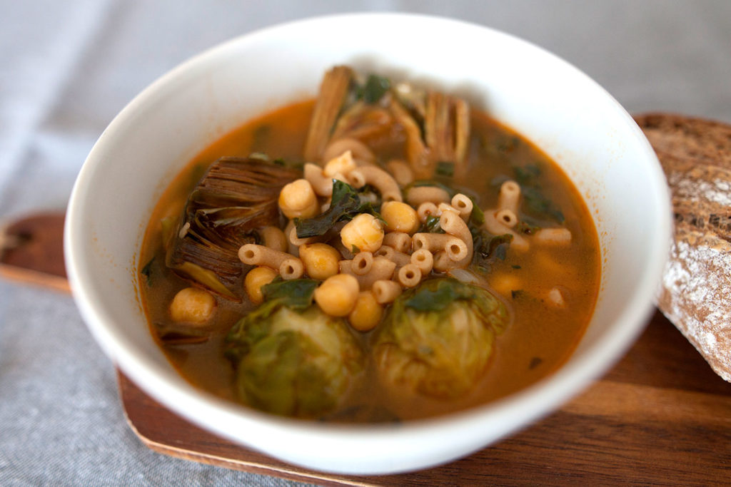 Sopa con verduras de invierno para dos personas